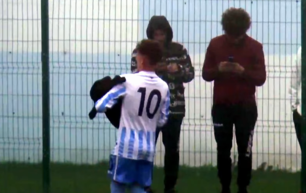 Na teren je istrčao nezvani gost, a zbog onoga što je ovaj klinac uradio, navijači mu žele da pređe u Barsu (VIDEO)