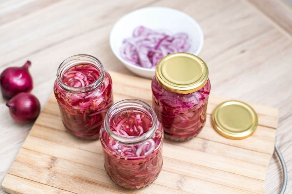 Ljubičasti luk štiti od opakih bolesti, napravite turšiju i dobićete lek i tajni dodatak jelima