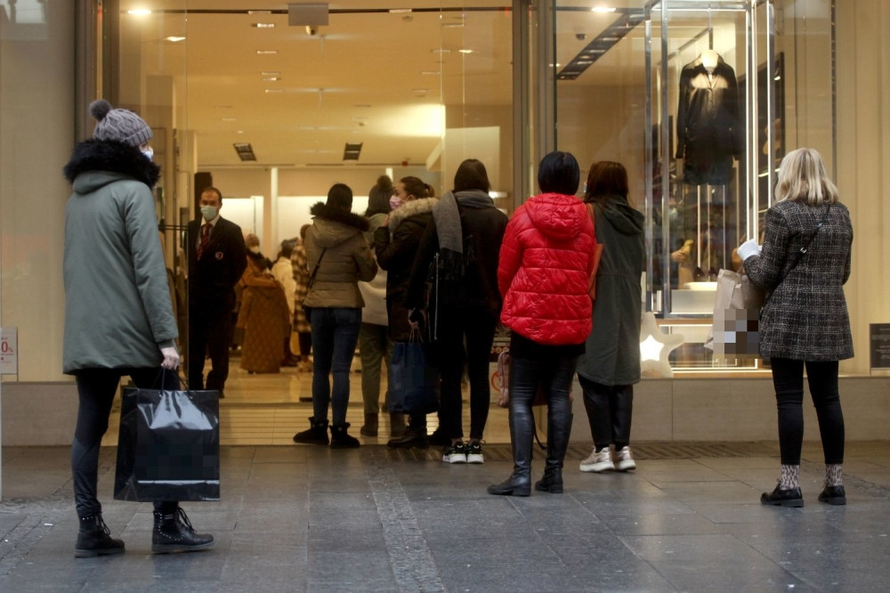 Neverovatni redovi ispred poznatih radnji usred korone! Ovo je NAJSTRAŠNIJI prizor koji ćete danas videti (FOTO)