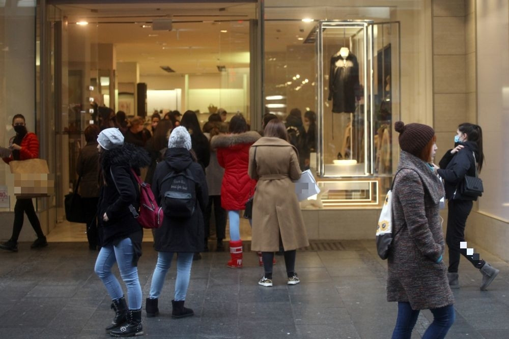 Dete koje treba da bude u samoizolaciji povela u tržni centar!