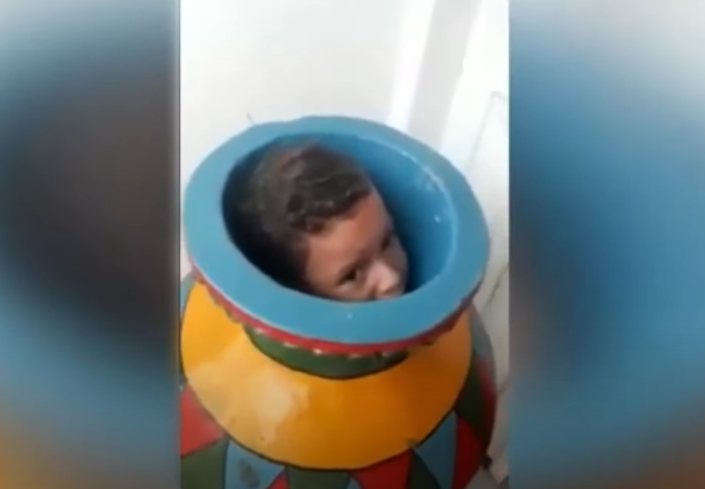 Ovaj mališan je tokom igre ušao u vazu i zaglavio se: Mogli su ga osloboditi samo na jedan način (VIDEO)