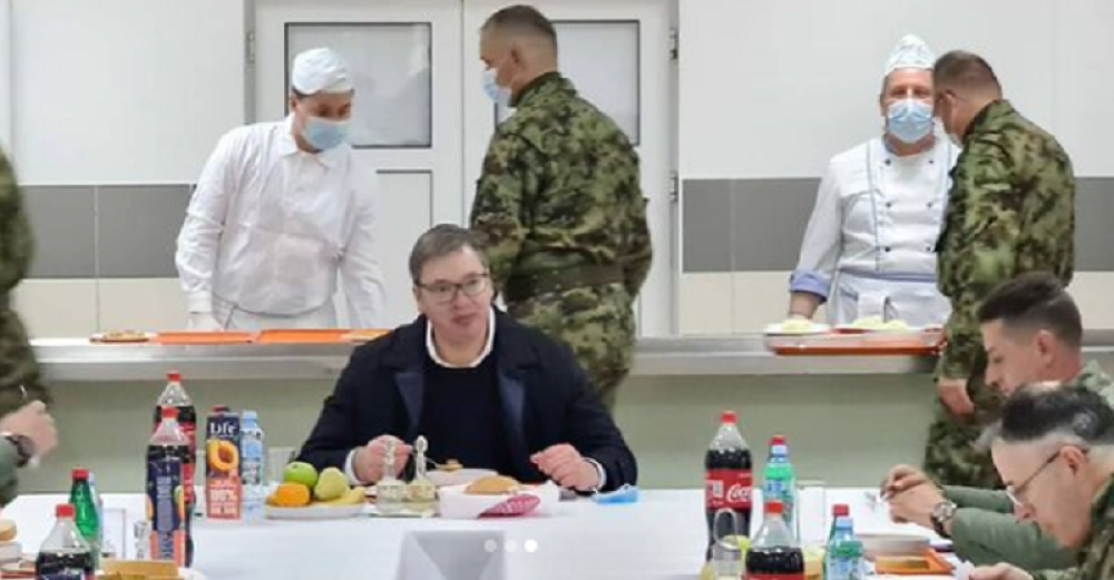 Predsednik Srbije uživa u svom omiljenom jelu, da li znate o kom je reč?