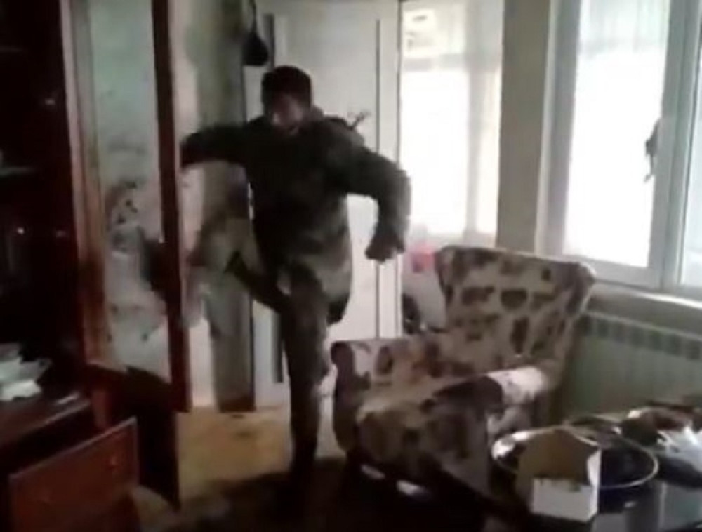 Azer uništava jermenski dom, varvarski lomi sve pred sobom (VIDEO)