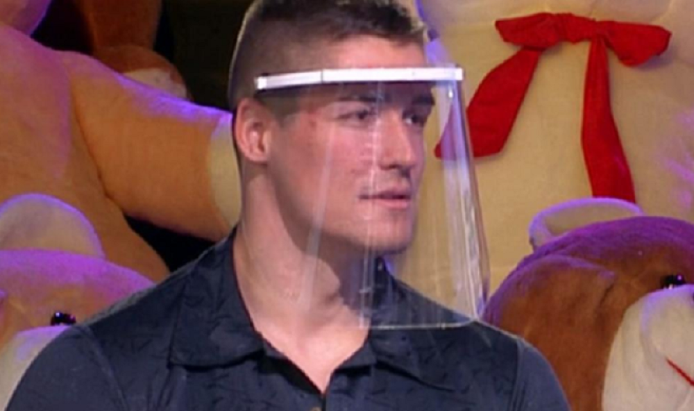 Nikola se nije ni raspakovao, a već su mu skočile u krevet i nastala je opšta pomama (FOTO/VIDEO)