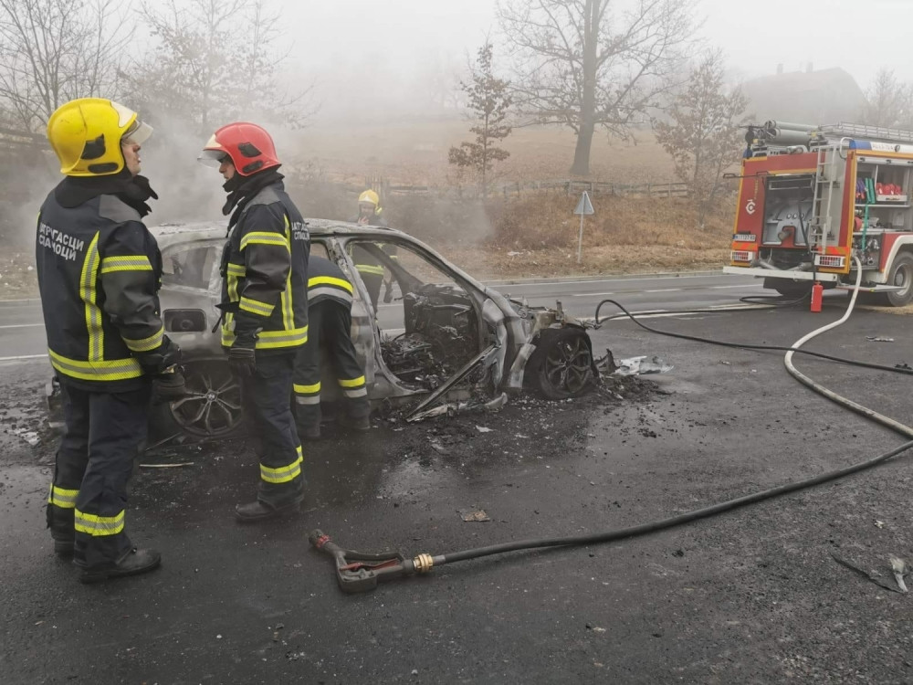 Auto sa četvoročlanom porodicom se zapalio nasred puta, sve je izgorelo za minut! (VIDEO)