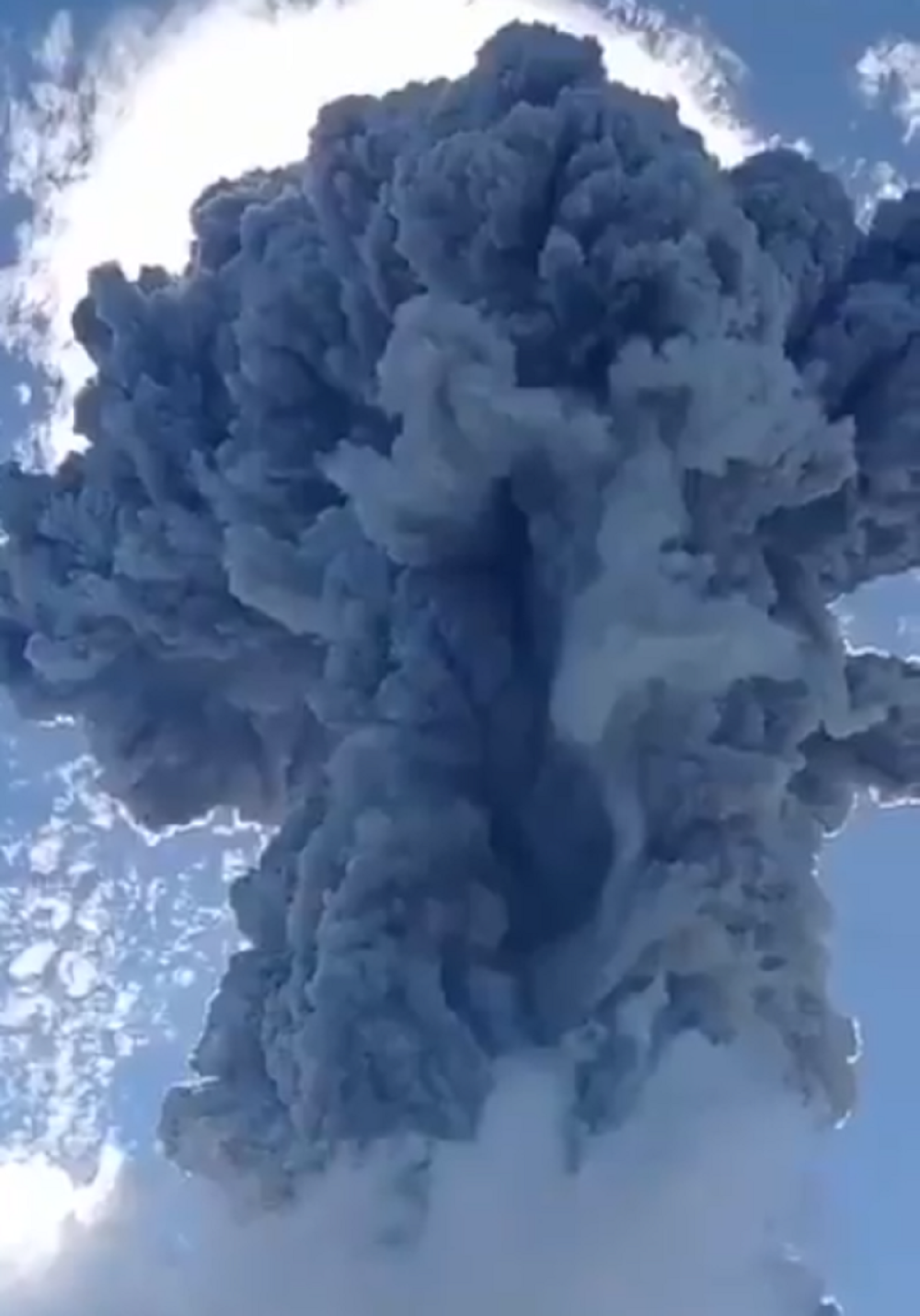 Avio-saobraćaj obustavljen ljudi gledaju crno nebo, LAVA samo što ne krene (VIDEO)