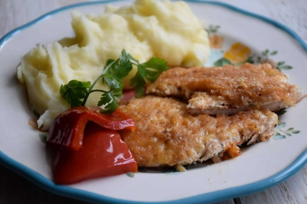 Pileće šnicle zapečene u pavlaci i siru – sočne i veoma ukusne!