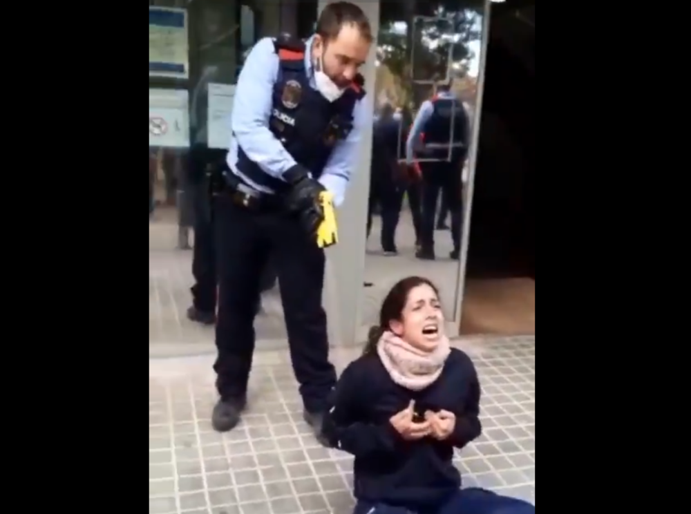 Policija tvrdi da je žena napravila haos ispred kovid ambulante, savladali je elektro-šokerom (VIDEO)