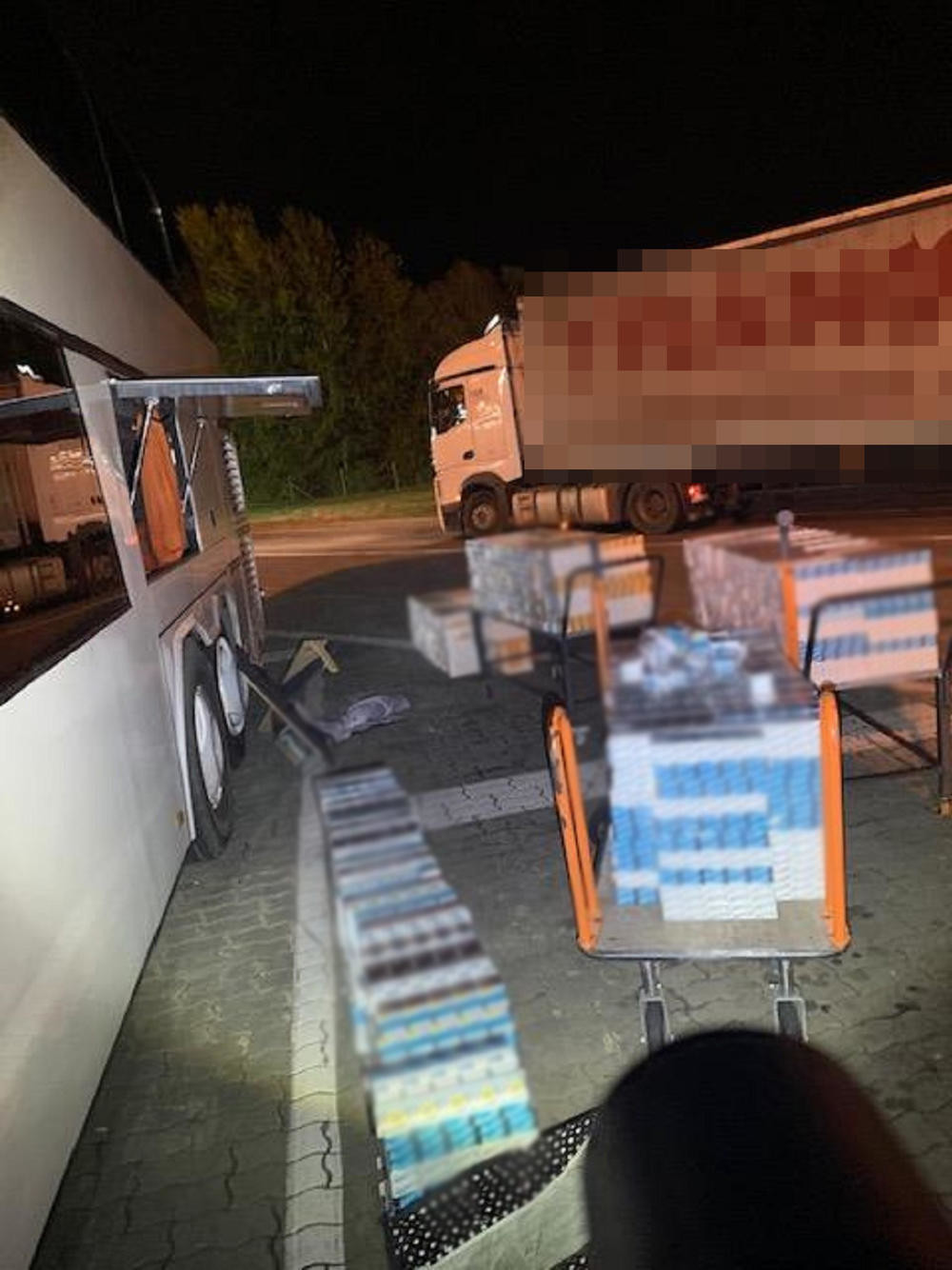 Autobus došao po putnike na Horgoš, a skener otkrio da je prepravljen za krijumčarenje, u skrivenom bunkeru pronađena zabranjena roba (FOTO)