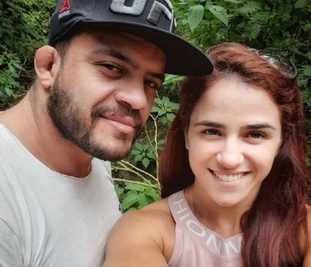 Borkinji ispale grudi dok se rvala, sudija joj pomogao da "vrati sve na mesto" (FOTO, VIDEO)