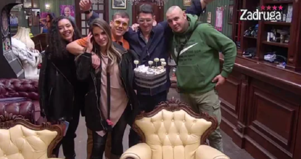 Zadrugom se ori muzika samo za njega, pljušte čestitke i poljupci, naručuju se pesme (VIDEO)