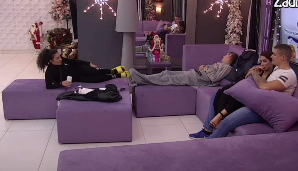 Grli jednu, a drugu ispituje o škakljivim temama: Bivši dečko Sanje Vučić ne zna na koju će stranu! (FOTO/VIDEO)