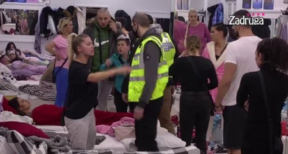 Sanja jedva obuzdala Matoru kojoj su popustile kočnice teške reči upućene Dragani i urlanje dovele do obračuna (VIDEO)