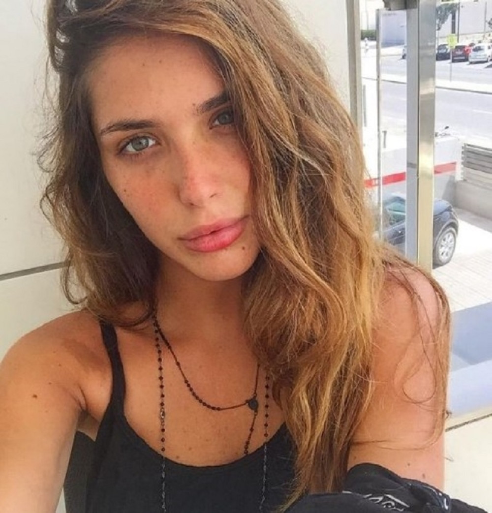 Sinišina kćerka i njen dečko u provokativnoj pozi, njegova ruka je u njenim pantalonama (FOTO)