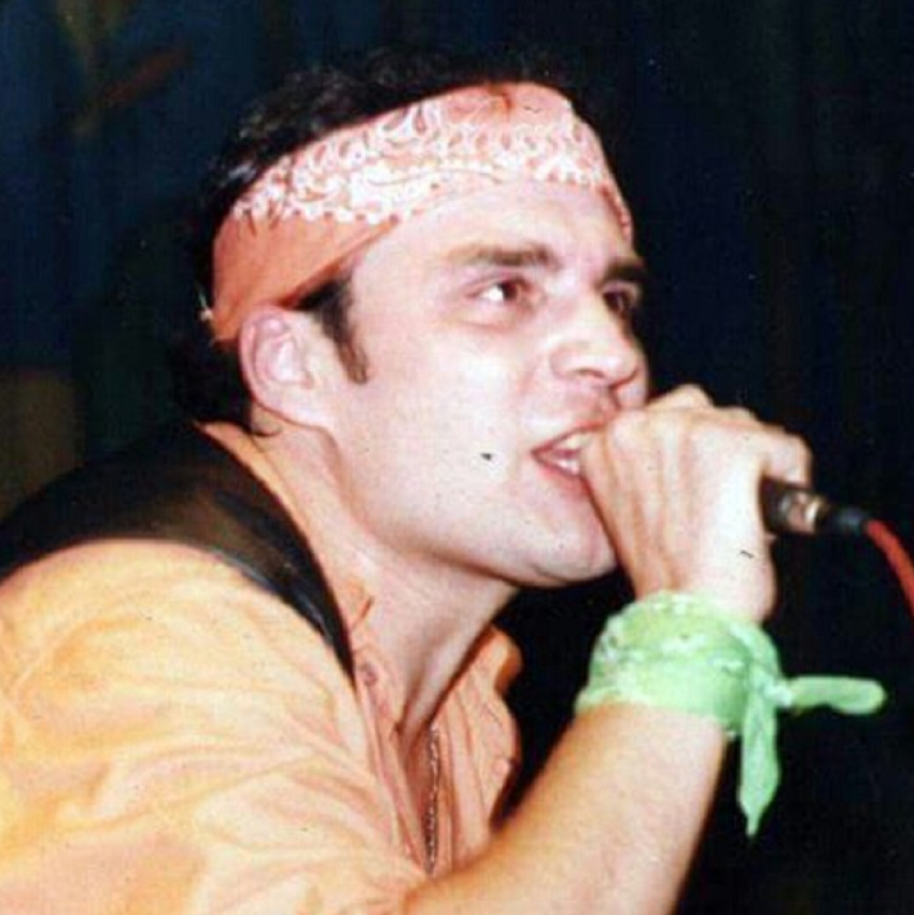 Nakon teškog zdravstvenog stanja se povukao sa scene, promenio je fizički izgled, a danas ga ne biste prepoznali!  (FOTO/VIDEO)