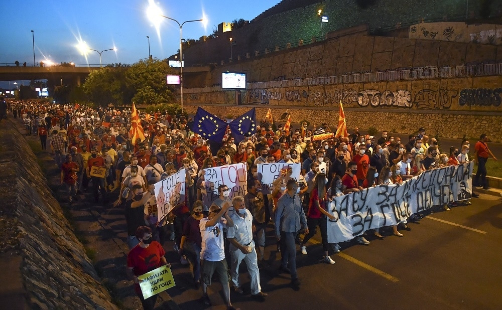 Ustanak u Skoplju počinje tačno u podne, narod ruši Zaeva!