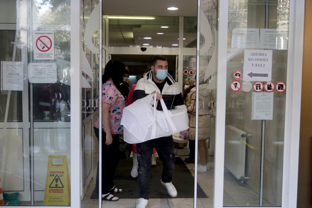 Trajkovići došli po snajku u porodilište, a svi gledali samo u baka Slađin stajling i čizme! (FOTO)