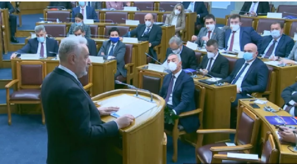 Krivokapić pročitao ekspoze, Milo zinuo u prvom redu, pa izašao za govornicu: Postoji mogućnost da odem (VIDEO)