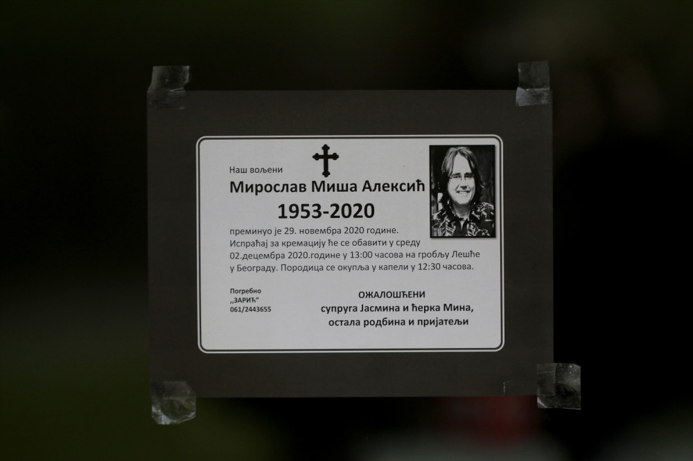 Kovčeg prekriven cvećem, ruže u obliku gitare: Poslednje zbogom Miši Aleksiću! (FOTO)