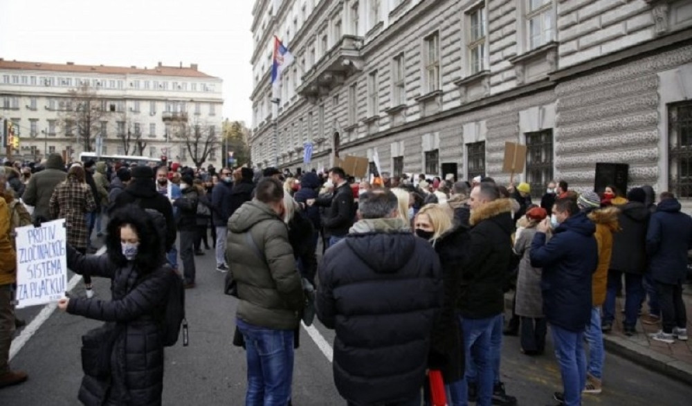 Grupa mladića napala medicinare na protestu