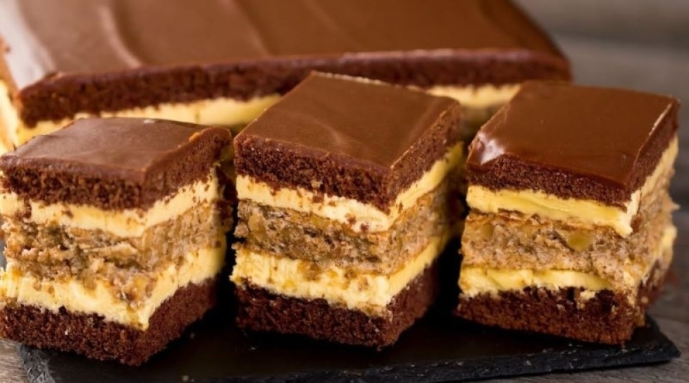 Domaći čokoladni kolač: Sočan i mek, a bolji od torte! (VIDEO)/(RECEPT)