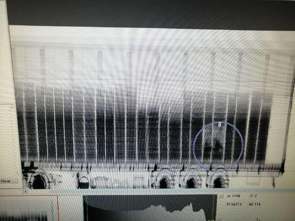 Kada su carinici pregledali vozilo, nisu mogli da veruju šta vide!