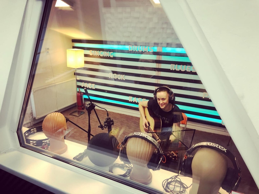 Od stričeve harmonike do pesme koja hara Evropom, reprezentativka Srbije napisala i otpevala hit (VIDEO)