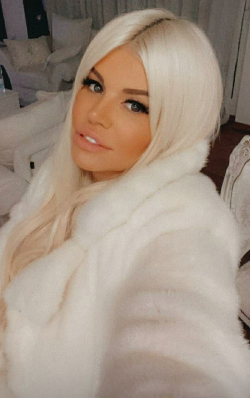 Puca po svim šavovima, Dara Bubamara u nikada izazovnijoj i užoj haljini raspalila svima maštu (FOTO/VIDEO)