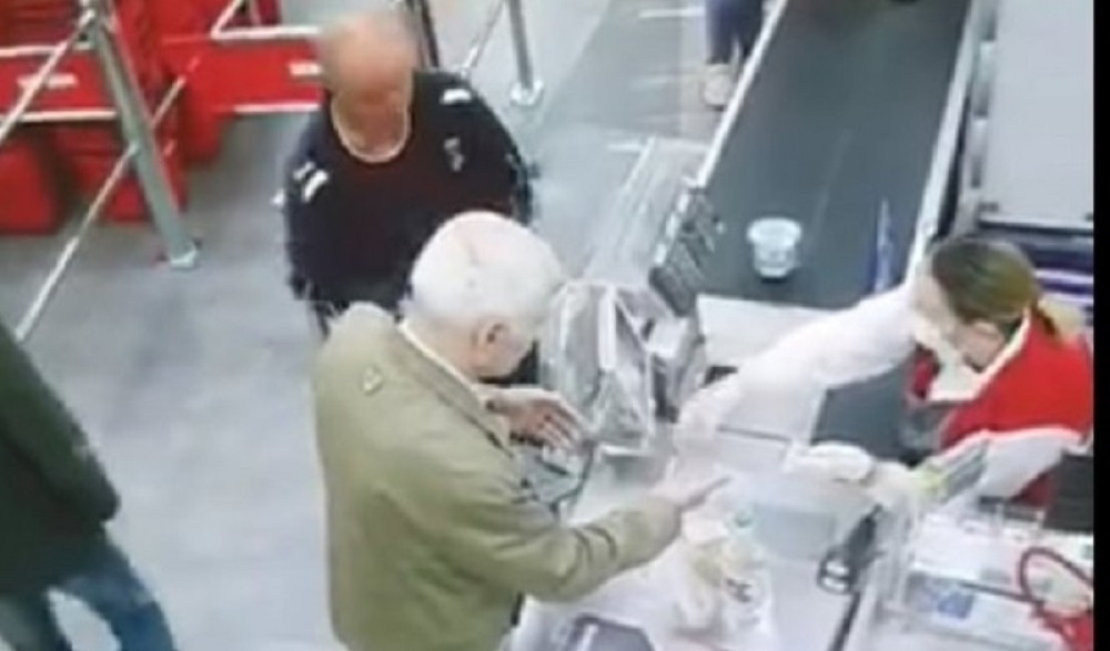 Penzioneri se potukli na kasi u supermarketu, kasirka pokušala da reši problem, a onda je nastao haos (VIDEO)