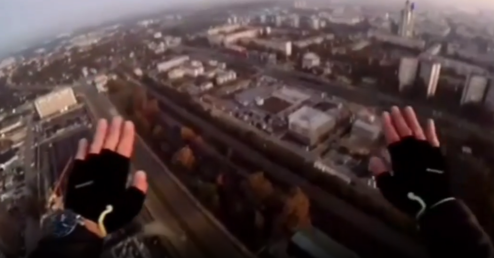 Muškarac skočio sa zgrade, otvorio padobran i sleteo nasred bulevara (VIDEO)