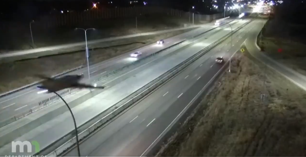 Avion sleteo na auto-put! (VIDEO)