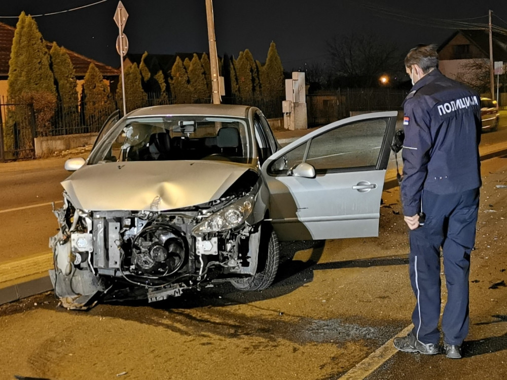 Udes na autoputu Peć-Priština, osam osoba povređeno