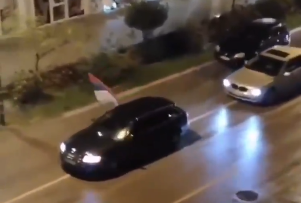 Narod slavi novu Vladu uz baklje, zastave i vatromet, pevaju se i pesme o Kosovu (VIDEO)