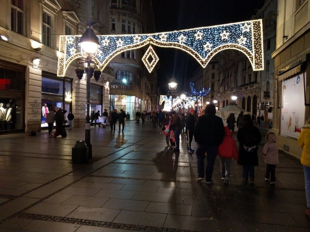 Komunalci večeras oko 22 sata upali u kafić u centru Beograda, sve odmah rasterali