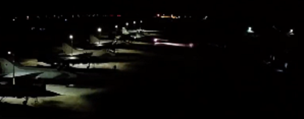 Ruski borbeni avioni vežbaju letenje u uslovima polarne noći (VIDEO)