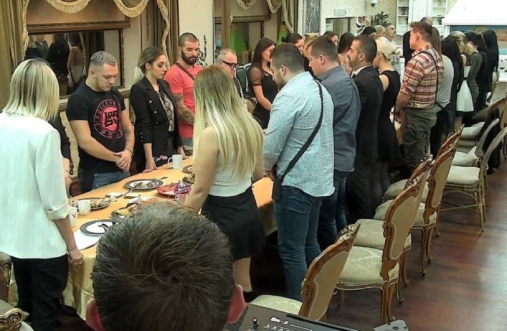 Parovi grcaju u suzama, oprostili se od Džeja minutom ćutanja (VIDEO)