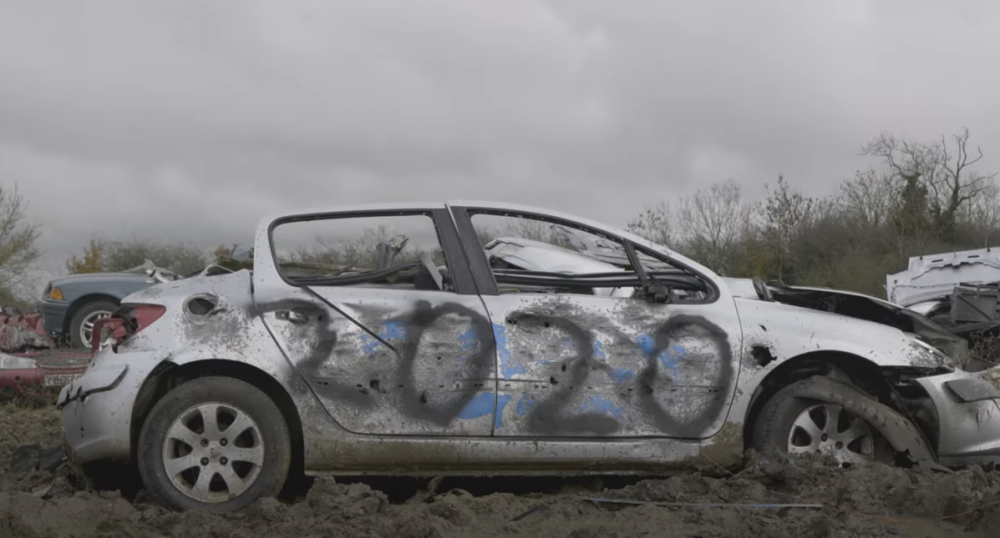 Rešite se stresa tako što ćete uništiti automobil tenkom ili oružjem (VIDEO)