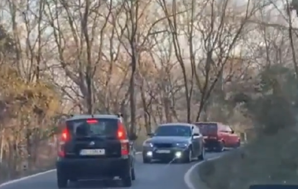 Bizarna scena na magistrali preko Avale! Vozači se krstili sa obe ruke dok su ga gledali kako vozi (VIDEO)