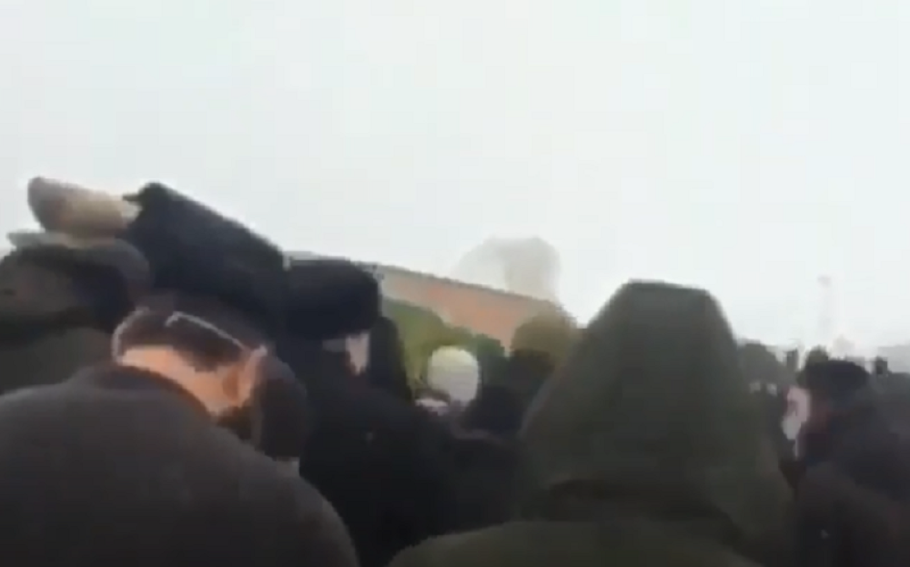 Zastrašujuće, teroristu iz Pariza sahranili kao heroja! (VIDEO)