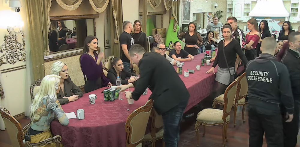 Mladen napao Ninu, gađao je čime je stigao, ukućani preplašeno gledali (FOTO)