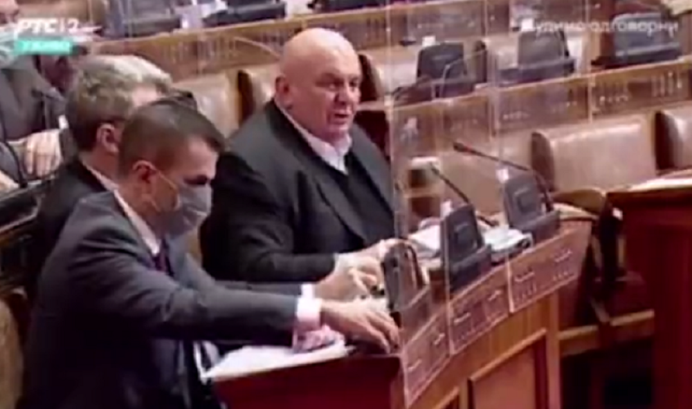 "Moraš da ćutiš kada ja pričam jer danas kao da završiš dva fakulteta posle mog govora" (VIDEO)