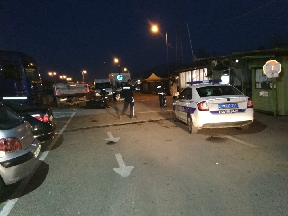 Žena trčala za psom pa je pregazio KAMION (UZNEMIRAVAJUĆE FOTOGRAFIJE)