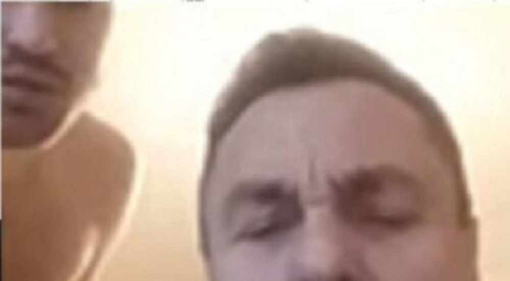 Poslanika homofoba uhvatili sa golim muškarcem! (VIDEO)