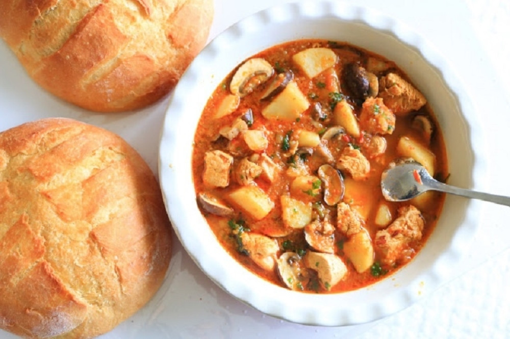 Pileći paprikaš sa krompirom, proveren recept za hladne zimske dane!