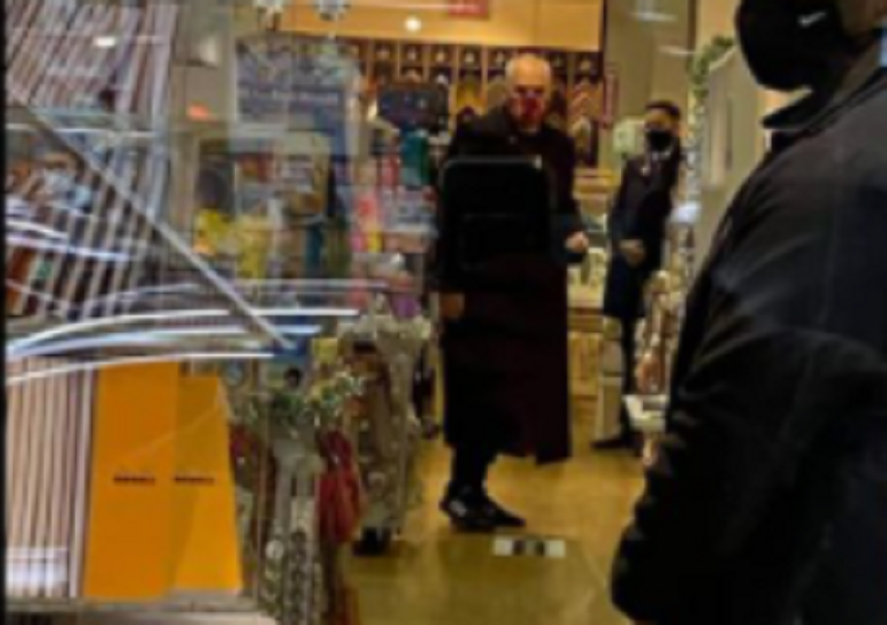 Poslali ga u Ameriku po vakcinu, a on isprobava patike! (FOTO)