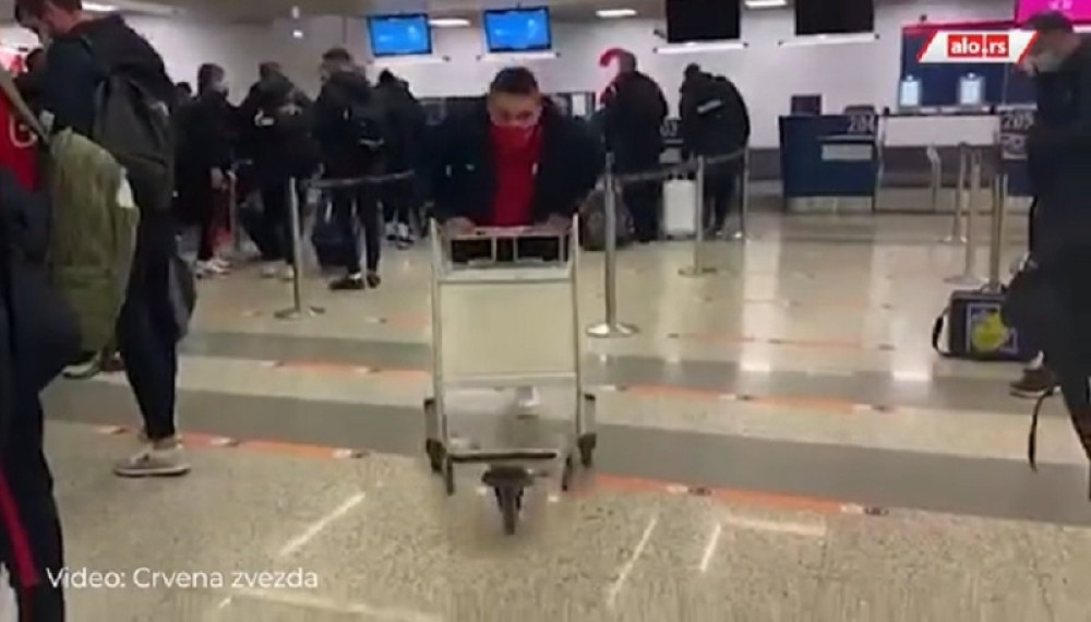 Fudbaler Crvene zvezde imao malu nezgodu na aerodromu! (VIDEO)