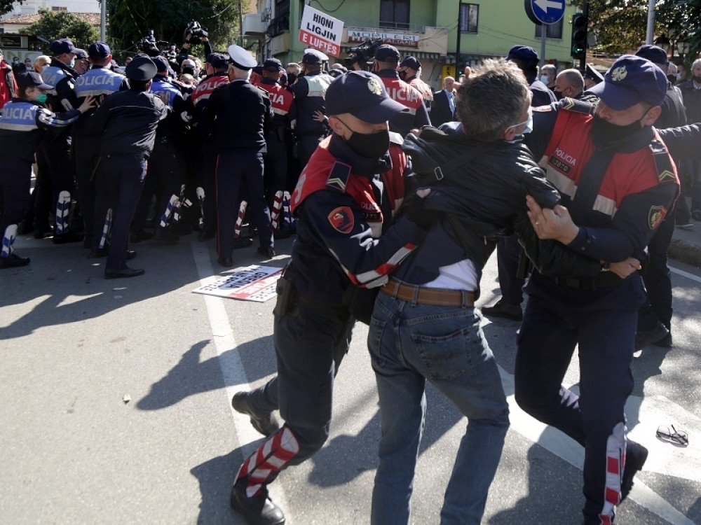 Policija sprečila upad demonstranata u zgradu vlade, Rama kupuje patike u Njujorku!