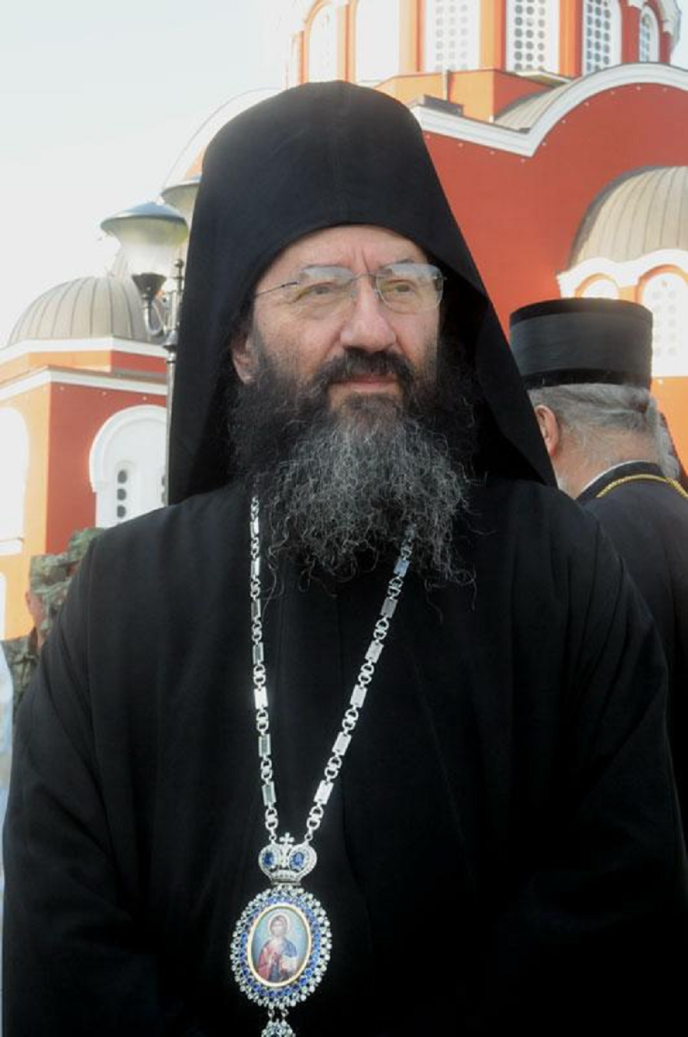 Niko ne prilazi dvoru vladike, srpski episkop u opasnosti!