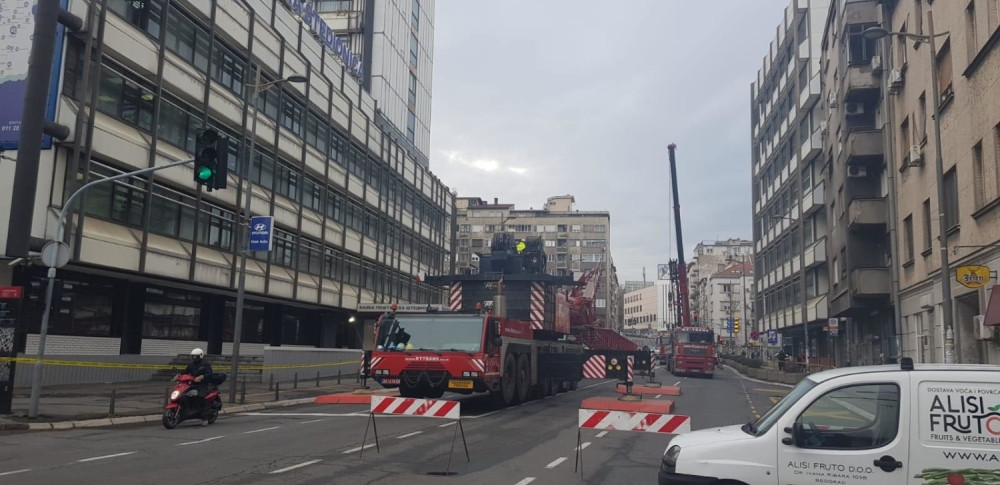 Zbunjeni građani gledaju u krov Inex zgrade: Zatvorene ulice Kraljice Marije i Starine Novaka  (FOTO/VIDEO)