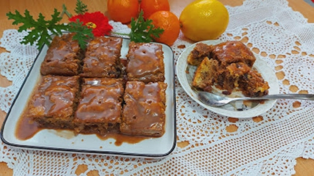 Sočni kolač, preliven Milka čokoladom, simfonija ukusa (VIDEO)